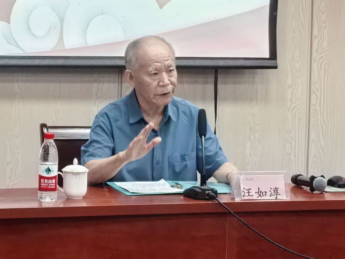 校关工委“五老”报告团为化学化...